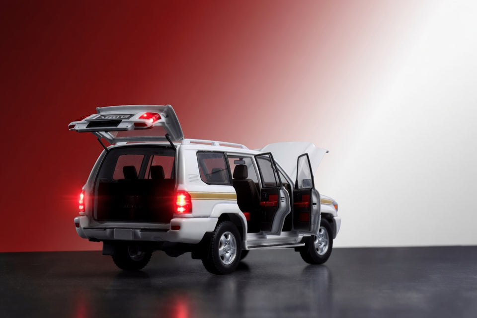 1:24 Toyota Land Cruiser Diecast Model SUV | Detailed Interior | Opening Hood & Doors